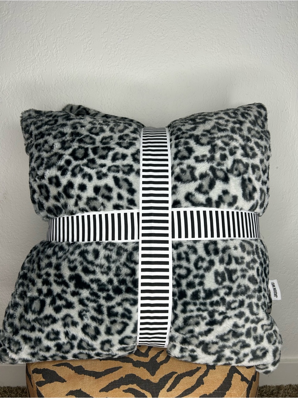 NEW Jason Wu Set of 2 Faux Fur Leopard Cheetah Animal Print Luxury Throw Pillows